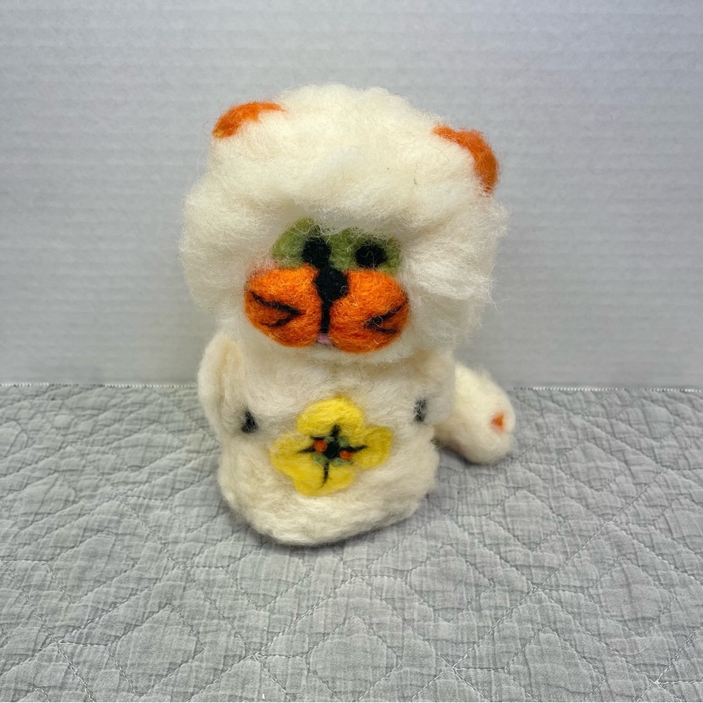 Needle Felted  Lion, Lion figurine Tan Lion Doll Pet, Desk ornament, Collectible